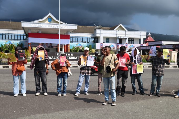 Aji Ternate Unjuk Rasa di depan Kantor Walikota Ternate